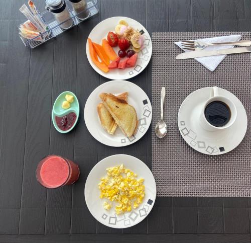 リオバンバにあるHesed Hospedajeのテーブル(3皿の食べ物とコーヒー付)