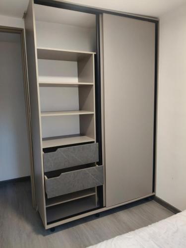 a closet with open shelves and a door at Confortable Apartamento cerca Aeropuerto JMC unidad Cerrada in Rionegro