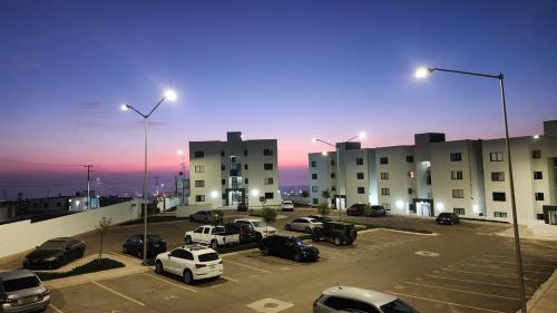 Rosarito BeachにあるRosarito Highviewの建物の前に車を駐車した駐車場