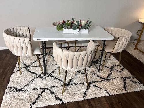 Posezení v ubytování Modern 1BR Porchlight retreat