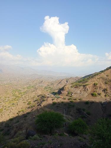 a view of the desert from the top of a hill at فندق الابتسامة 