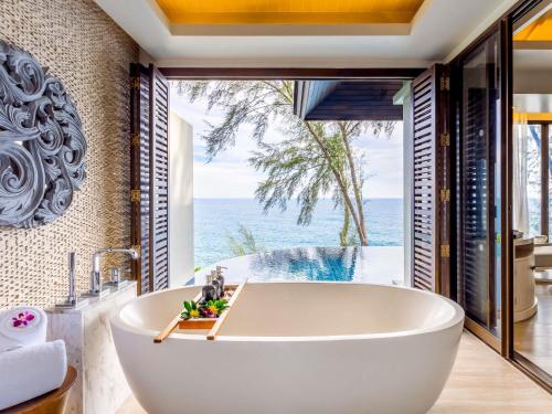 Bazén v ubytování Pullman Phuket Arcadia Naithon Beach nebo v jeho okolí