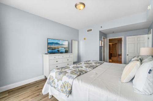 Spacious Beach Condo with Gulf Views! Sleeps 8! by Dolce Vita Getaways PCB photo 49