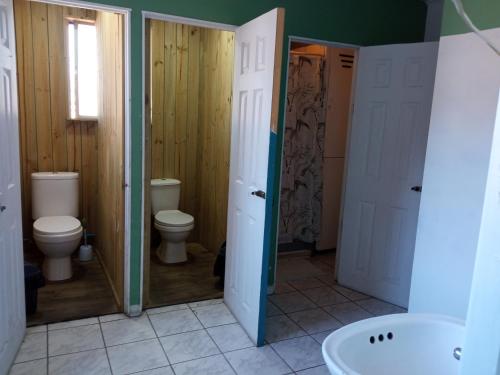 バルパライソにあるHostal Mirador Valparaísoのバスルーム(トイレ2つ、シンク付)