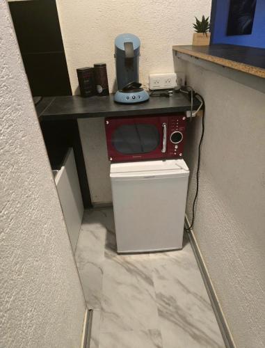 Un petit four micro-ondes est installé au-dessus d'un comptoir. dans l'établissement Le Stud, à Belfort