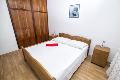 a bedroom with a bed with a red box on it at Apartament Skoko in Slatine