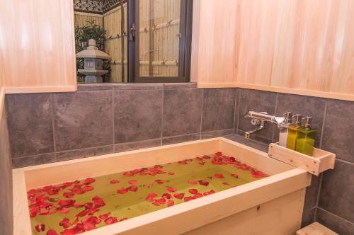 a bath tub filled with red rose petals at 青羽-柏檐 in Osaka