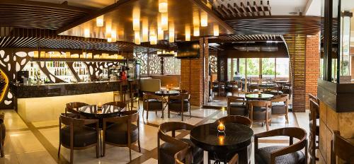 Un restaurante u otro lugar para comer en Hotel Camino Real