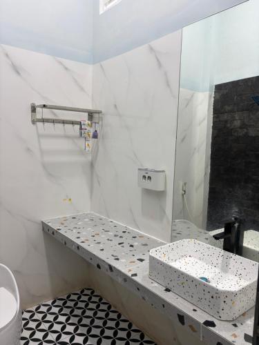 にあるBảo Bối Garden Houseの洗面台と鏡のある白いバスルーム