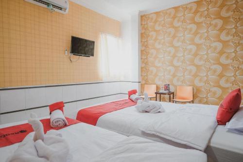 Ένα ή περισσότερα κρεβάτια σε δωμάτιο στο RedDoorz Plus near Istana Maimun Medan