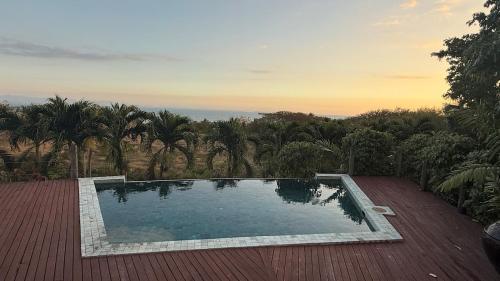 een zwembad op het dak van een huis bij Experience beachfront tranquility at Vuda in Lautoka