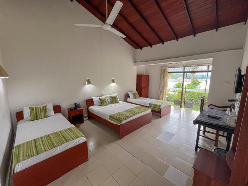 Llit o llits en una habitació de Oruthota Chalets