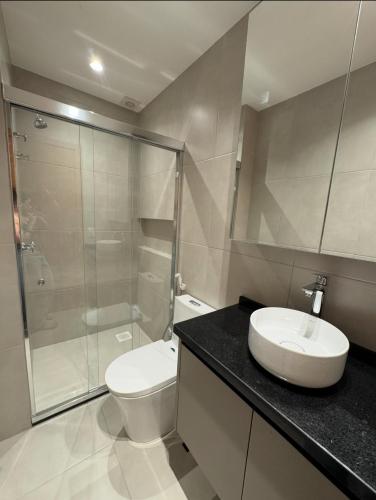 a bathroom with a toilet and a sink and a shower at Apto 31º andar, 4km do centro, colado ao Umarizal in Belém