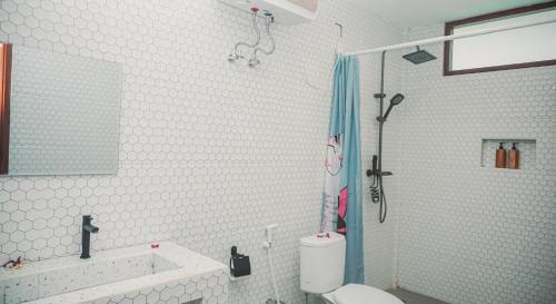 a bathroom with a tub and a toilet and a shower at Semu Villas kerujuk in Pawenang