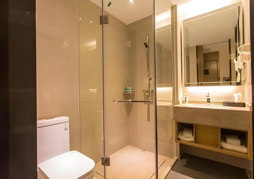 une salle de bain avec une douche, des toilettes et un lavabo dans l'établissement City Comfort Inn Nanning Kede Zoo Qingchuan Metro Station, à Nanning