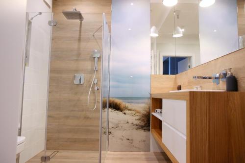 ein Bad mit Dusche und Blick auf den Strand in der Unterkunft LoveSopot Luxury Terrace Apartment in Sopot