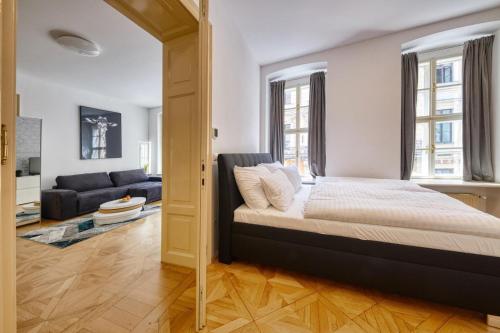 um quarto com uma cama e uma sala de estar em The Triple Suite For Large Group em Bratislava