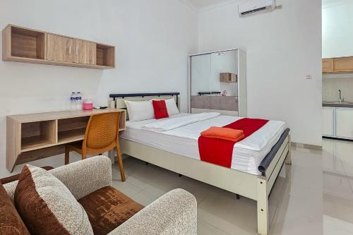 Voodi või voodid majutusasutuse RedDoorz Syariah near RSUD Bogor toas