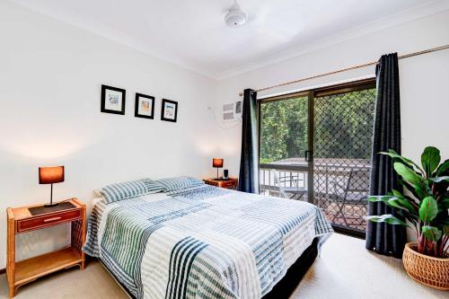 ミッション・ビーチにあるLiana 10 One bedroom beachfront viewsのベッドとバルコニーのある寝室
