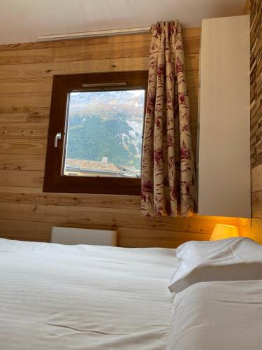 a bedroom with a bed and a window at Appartement Termignon Val Cenis in Termignon