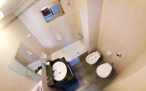 an overhead view of a bathroom with a toilet and sink at Hotel Rey in Buenos Aires