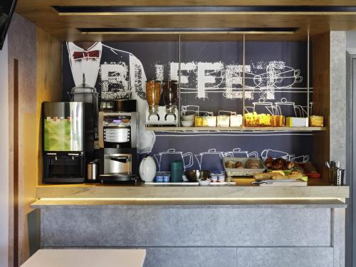 cocina con cafetera y cafetera en IBIS Budget Aix en Provence Est Le Canet, en Meyreuil