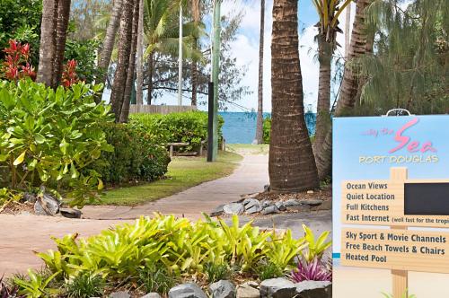 Κήπος έξω από το By The Sea Port Douglas