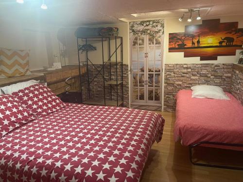 Un dormitorio con una cama y una pared de ladrillo. en Au coeur des vignes, en Le Castellet