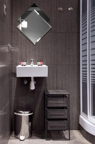 a bathroom with a sink and a mirror at Hostal Boutique Khronos in Barcelona