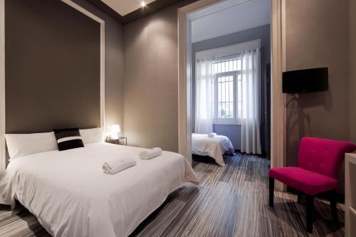 
a hotel room with a bed and a chair at Hostal Boutique Khronos in Barcelona
