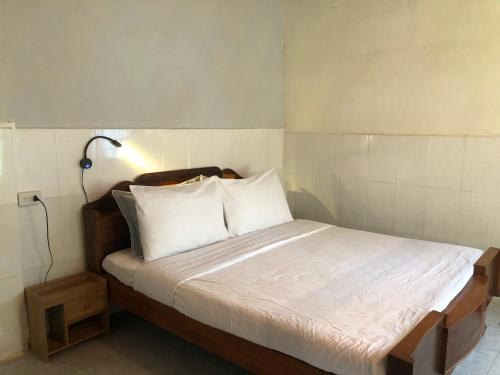 カントーにあるHome Can Thoの部屋にある白いシーツと枕が置かれたベッド
