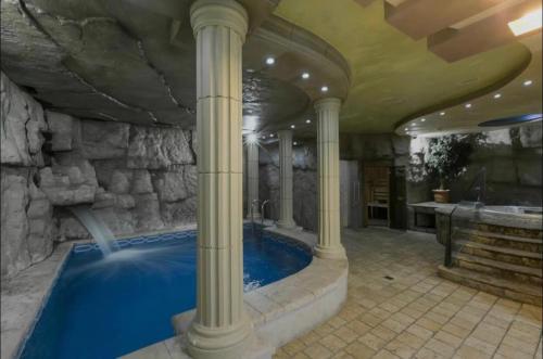 Kolam renang di atau dekat dengan AmorFati Hotel Yerevan