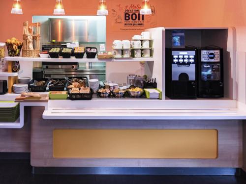 Кухня или мини-кухня в ibis budget Orange Centre
