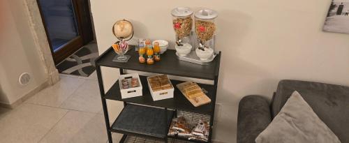 SantʼEusanio ForconeseにあるCasa Cristinaの花瓶などのテーブル