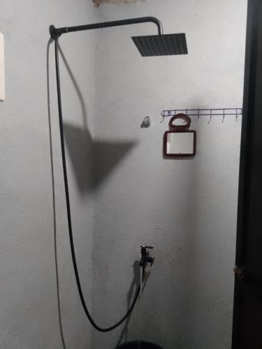 eine Dusche in einem Zimmer mit Aperitif in der Unterkunft Kubo ni klay in San Isidro