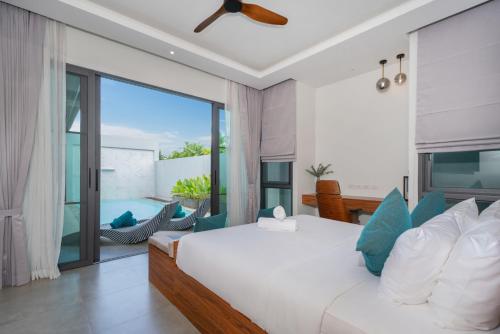 une chambre avec un grand lit et un balcon dans l'établissement Nicky Luxury Private Pool Villa in BangTao Laguna, à Laguna Phuket