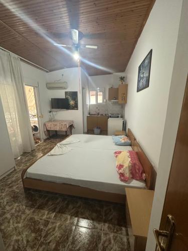 Un pat sau paturi într-o cameră la Jimmy Studio Apartment center Sarande