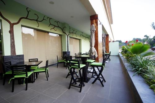 
Best Western Premier Garden Hotel Entebbe tesisinde veranda veya açık alan

