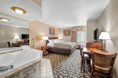Una cama o camas en una habitación de Quality Inn La Crosse North