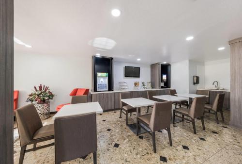 Kuchyň nebo kuchyňský kout v ubytování Quality Inn & Suites North Mesquite I-30