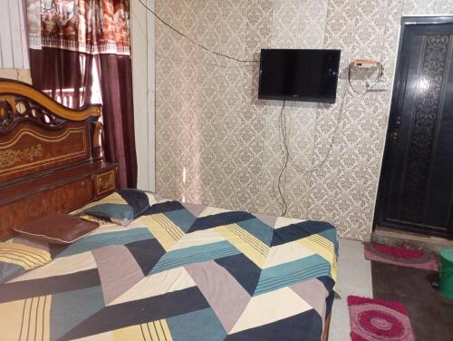 Postel nebo postele na pokoji v ubytování Kaushalya Devi Dharamshala