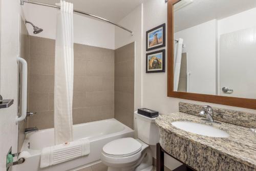 Un baño con inodoro, lavabo y bañera. en Comfort Inn & Suites, en Aztec
