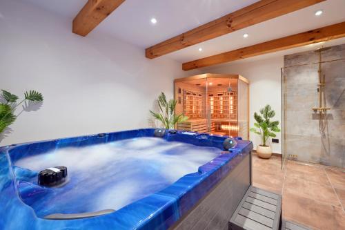 - une grande baignoire bleue dans la chambre dans l'établissement Dvori Perdedaj, à Beretinec