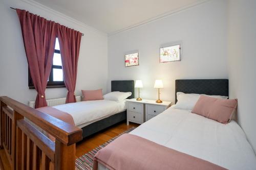 une chambre avec deux lits et une fenêtre dans l'établissement Dvori Perdedaj, à Beretinec