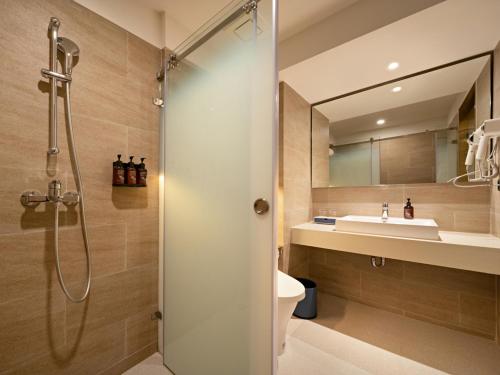 KramatにあるModel J Hotel BSD Carstenszのシャワー、トイレ、洗面台を備えたバスルーム