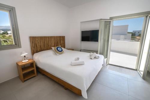 Un dormitorio con una cama con dos toallas encima. en Elenitsa Villa with private pool, en Aliki