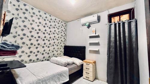 a small bedroom with a bed and a window at Ngampilan Homestay Jogja in Ngabean
