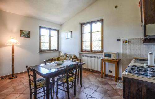 une cuisine avec une table et des chaises dans une pièce dans l'établissement 1 Bedroom Nice Apartment In Casole D'elsa, à Pieve a Scuola