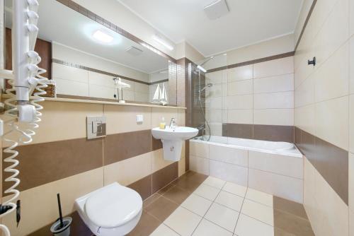 a bathroom with a toilet and a sink at ApartamentyPrzyMorzu Olympic Park z Prywatnym Tarasem z Widokiem Na Morze in Kołobrzeg