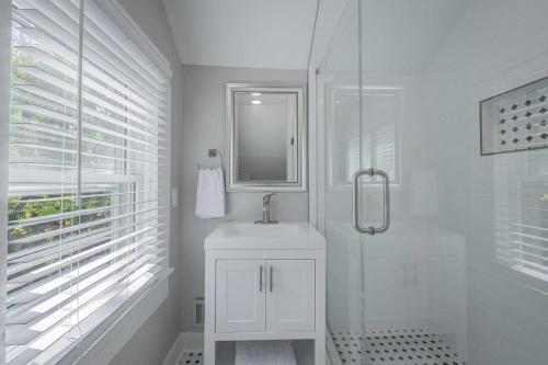 Un baño blanco con lavabo y espejo. en Five Points Mill House w Firepit, en Athens